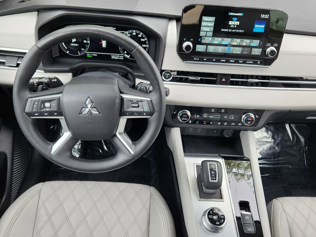 Used 2023 Mitsubishi Outlander 4WD Plug-In Hybrid image 3