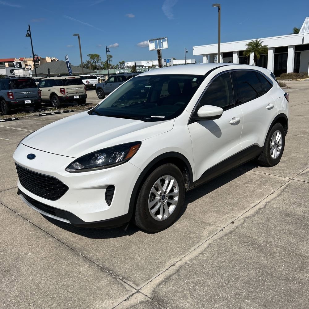 Used 2020 Ford Escape SE image 2