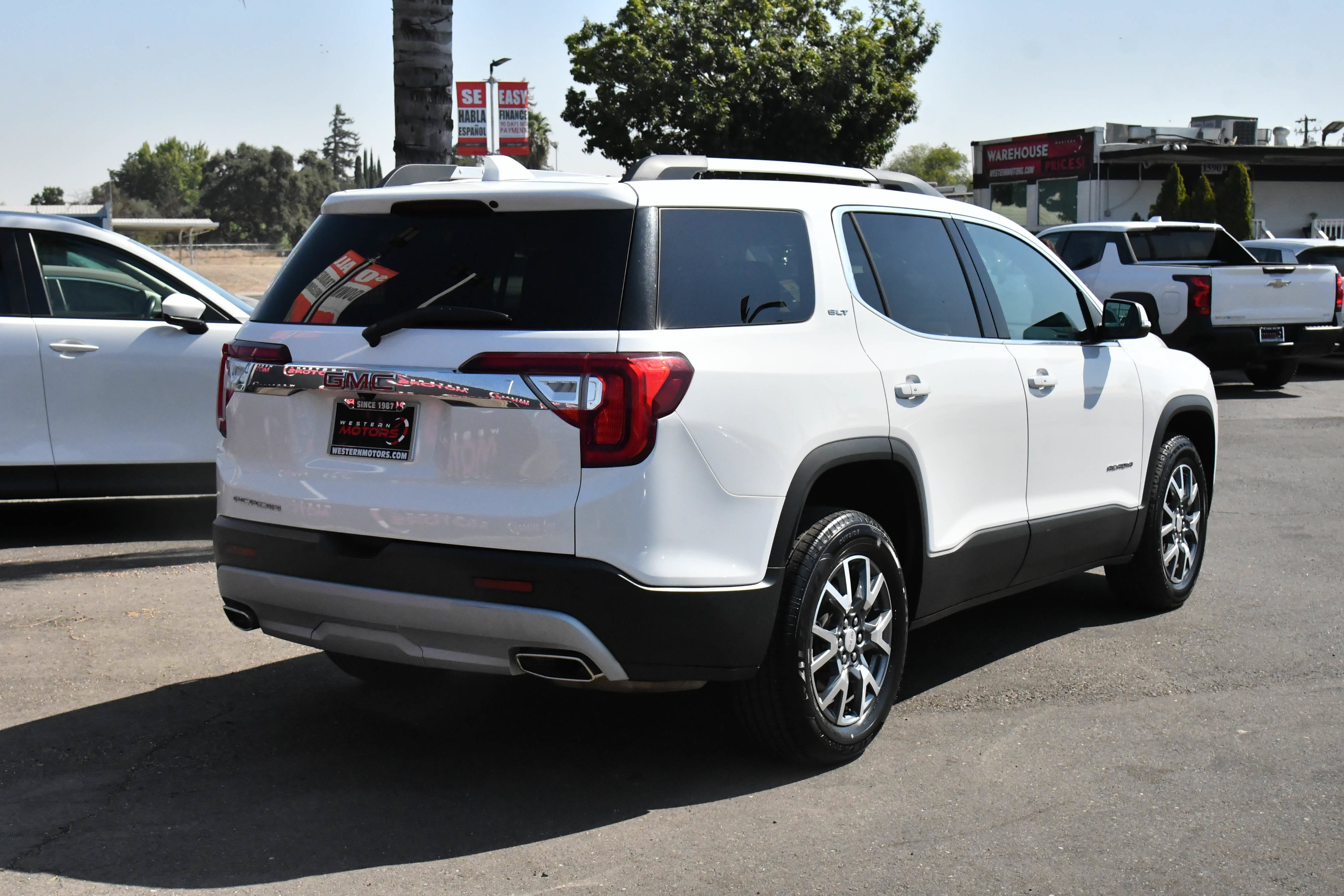 Used 2023 GMC Acadia SLT FWD image 8