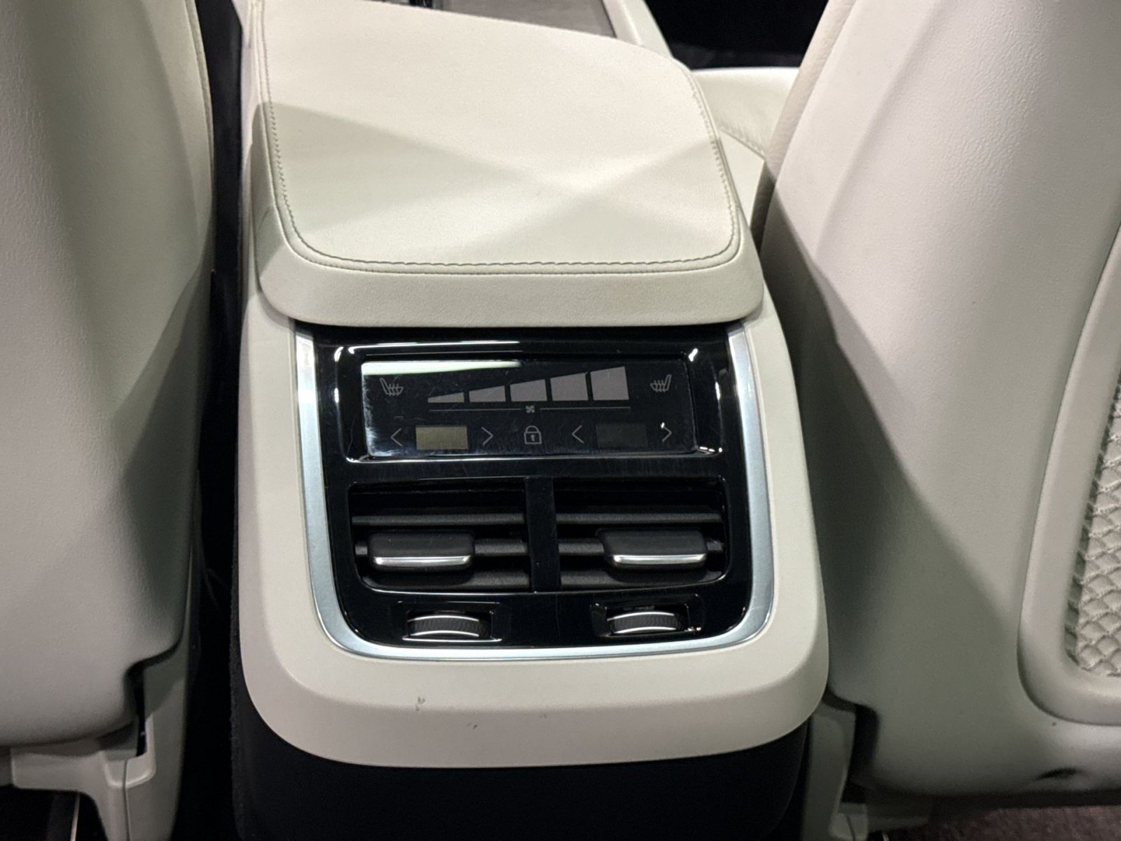 Used 2024 Volvo XC90 B5 Plus AWD/4WD image 23