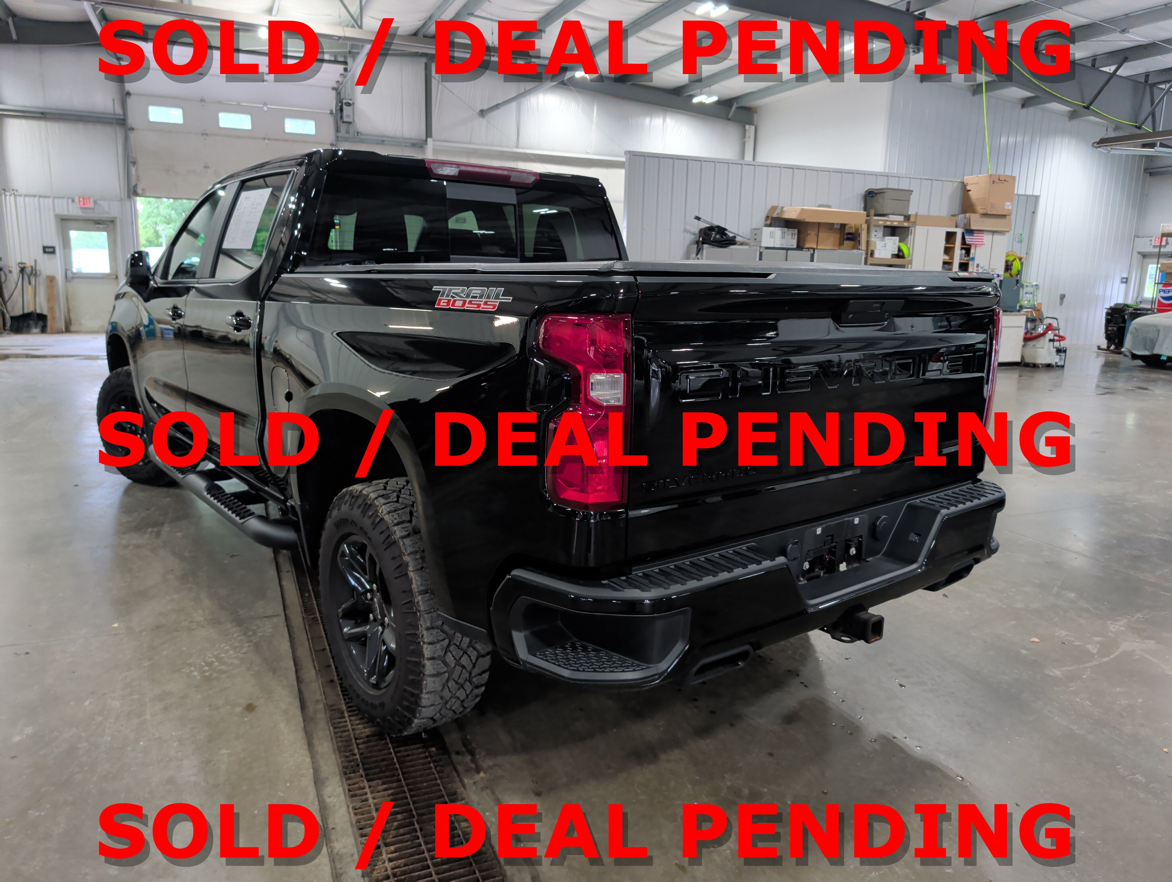 Used 2020 Chevrolet Silverado 1500 LT Trail Boss w/ Midnight Edition AWD/4WD image 4