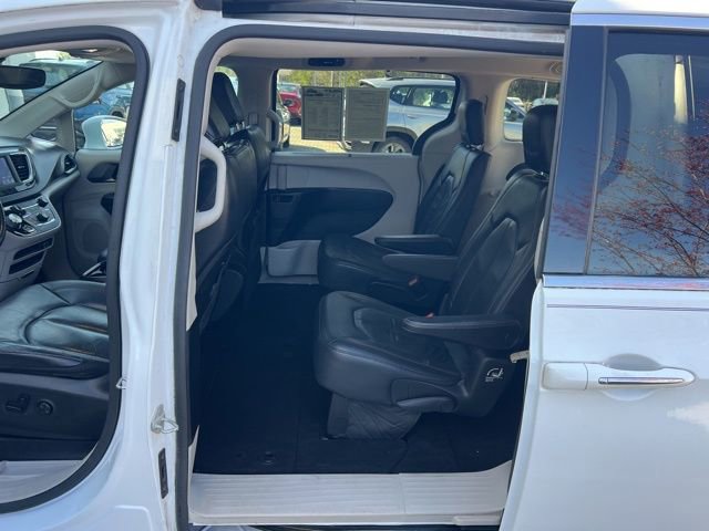 Used 2020 Chrysler Pacifica Touring-L w/ Tire & Wheel Group image 30