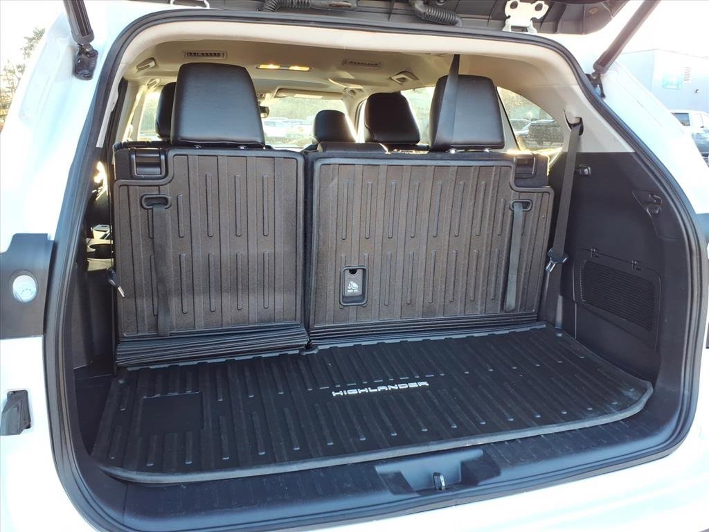 Used 2022 Toyota Highlander XLE image 11