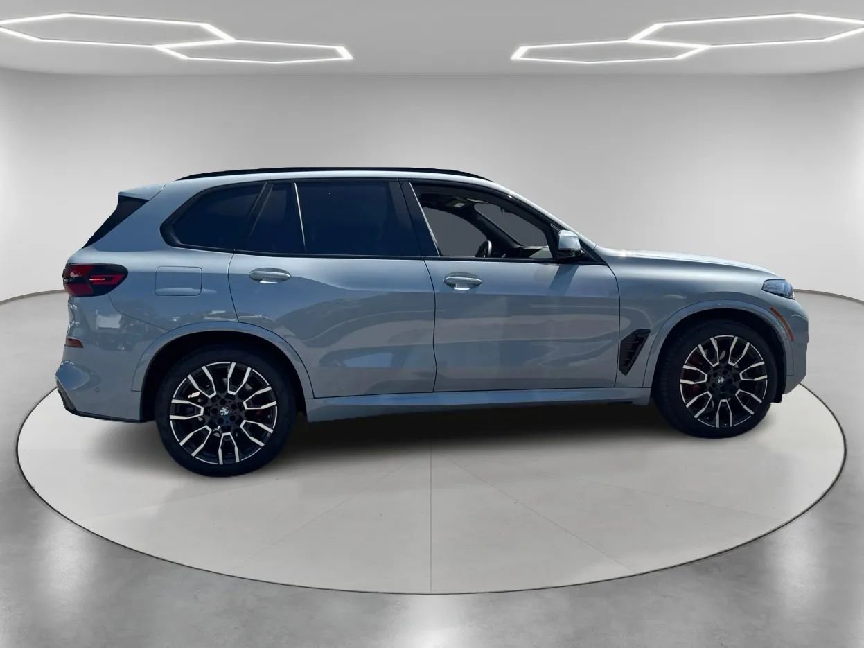 Used 2024 BMW X5 xDrive40i w/ M Sport Package image 4