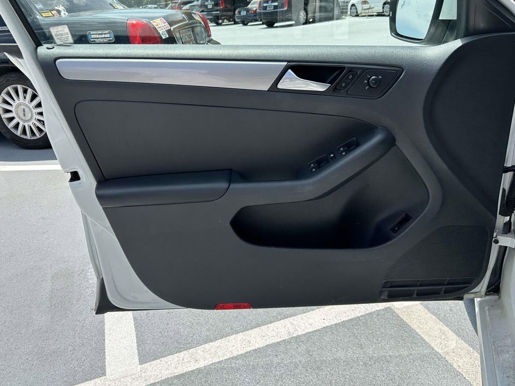 Used 2017 Volkswagen Jetta SE FWD image 7