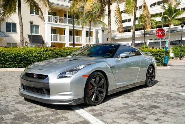 Used 2010 Nissan GT-R Premium AWD/4WD image 2