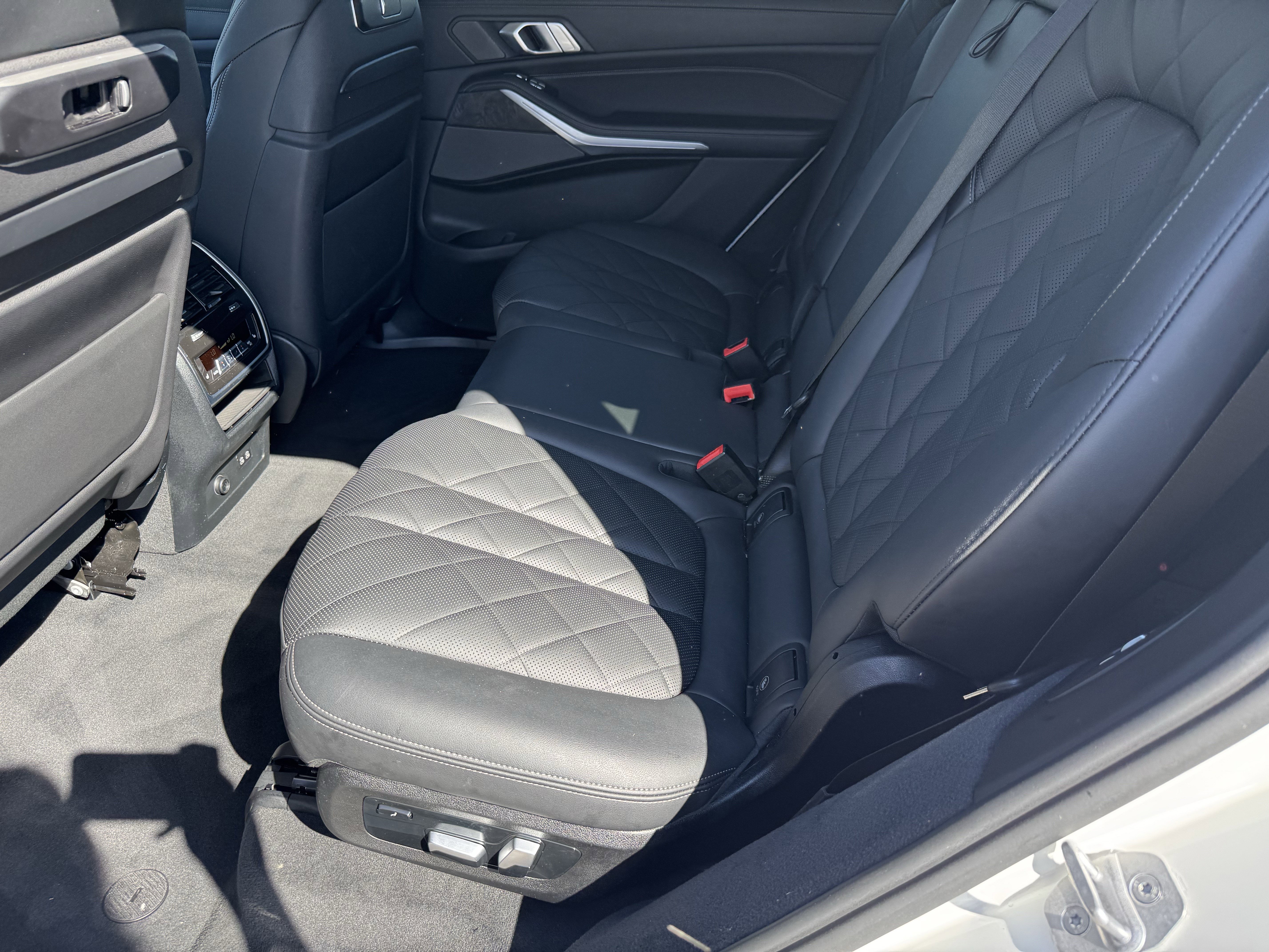 Used 2023 BMW X7 xDrive40i w/ Executive Package image 6