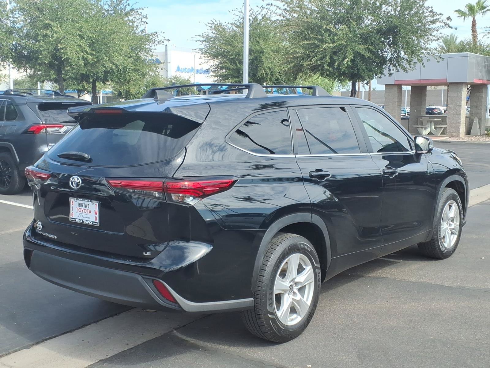 Used 2023 Toyota Highlander LE FWD image 4