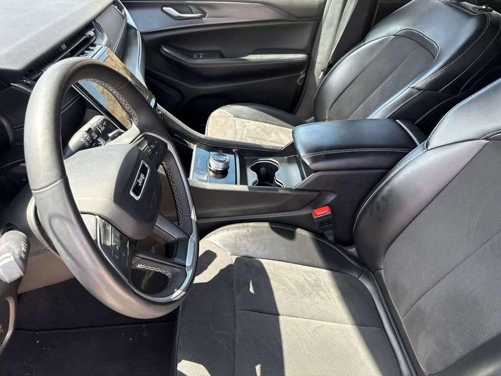 Used 2024 Jeep Grand Cherokee Altitude RWD image 18
