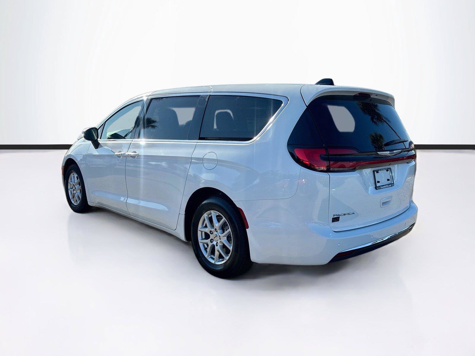 Used 2023 Chrysler Pacifica Touring-L FWD image 5