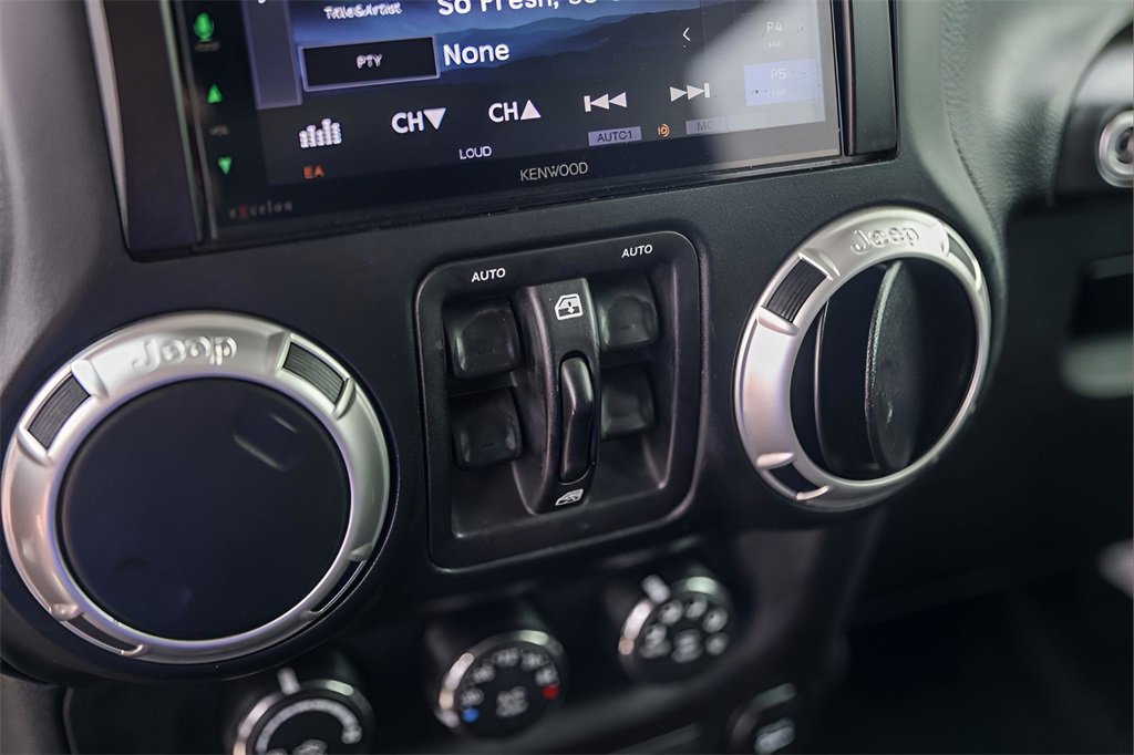 Used 2016 Jeep Wrangler Unlimited Sahara w/ Connectivity Group image 17