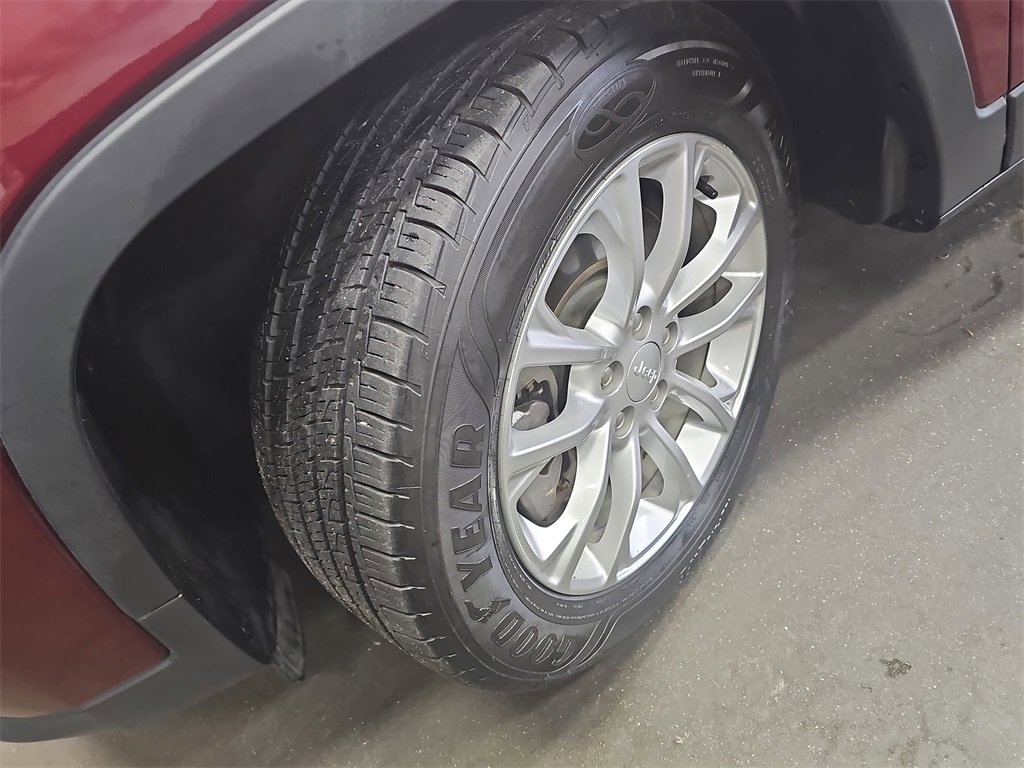 Used 2019 Jeep Cherokee Latitude w/ Cold Weather Group image 30