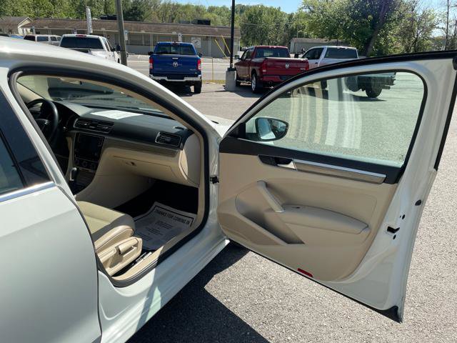 Used 2018 Volkswagen Passat 2.0T SE FWD image 36