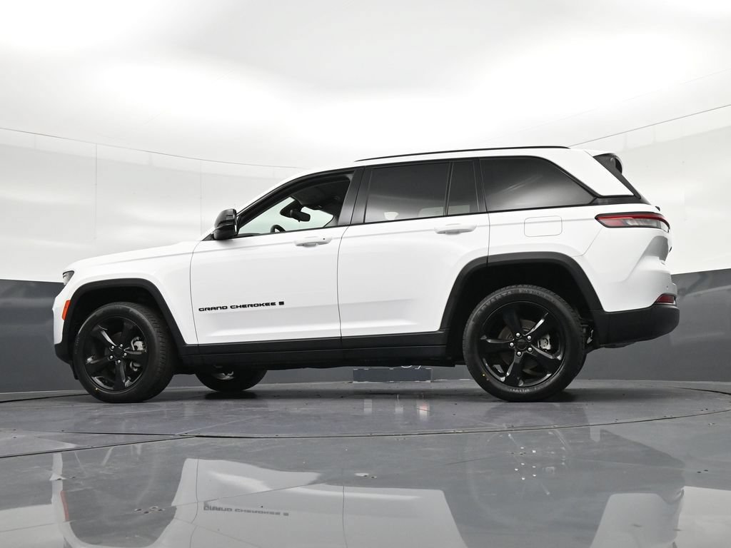 Used 2024 Jeep Grand Cherokee Limited w/ Black Appearance Package AWD/4WD image 36