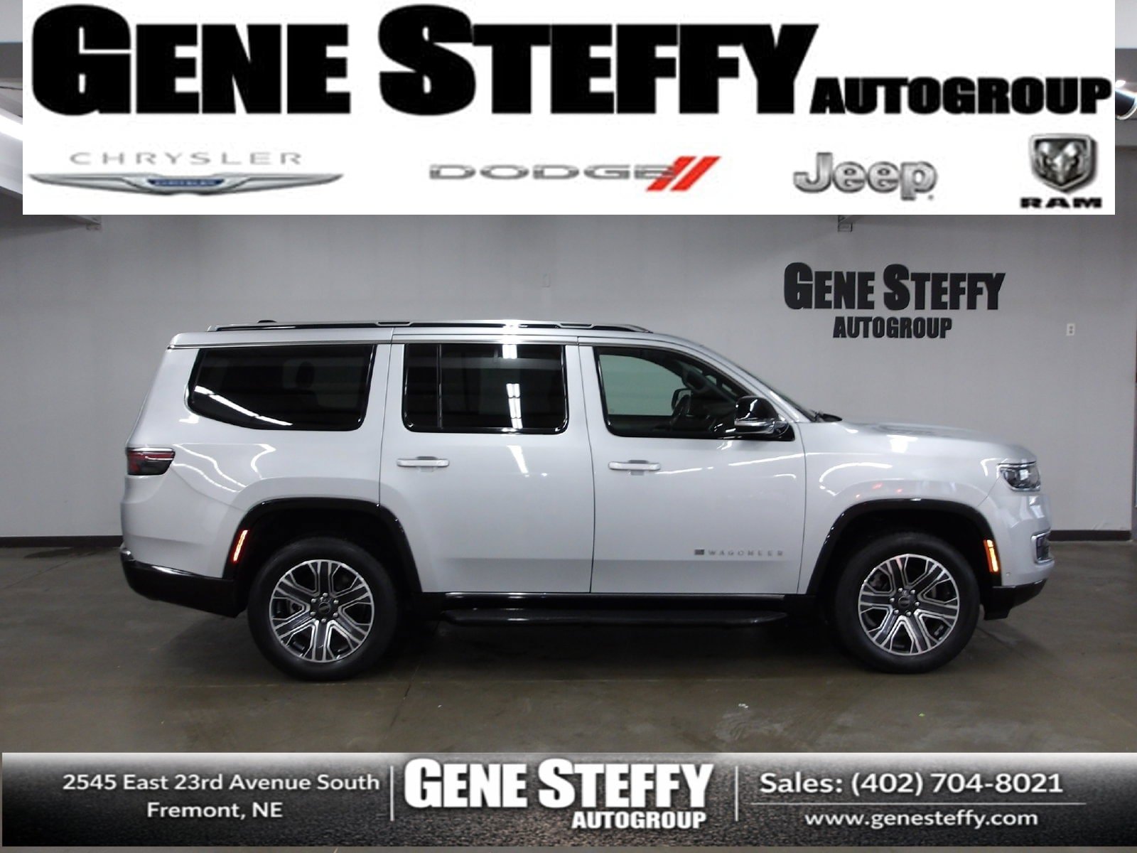 Used 2025 Jeep Wagoneer 4WD image 1