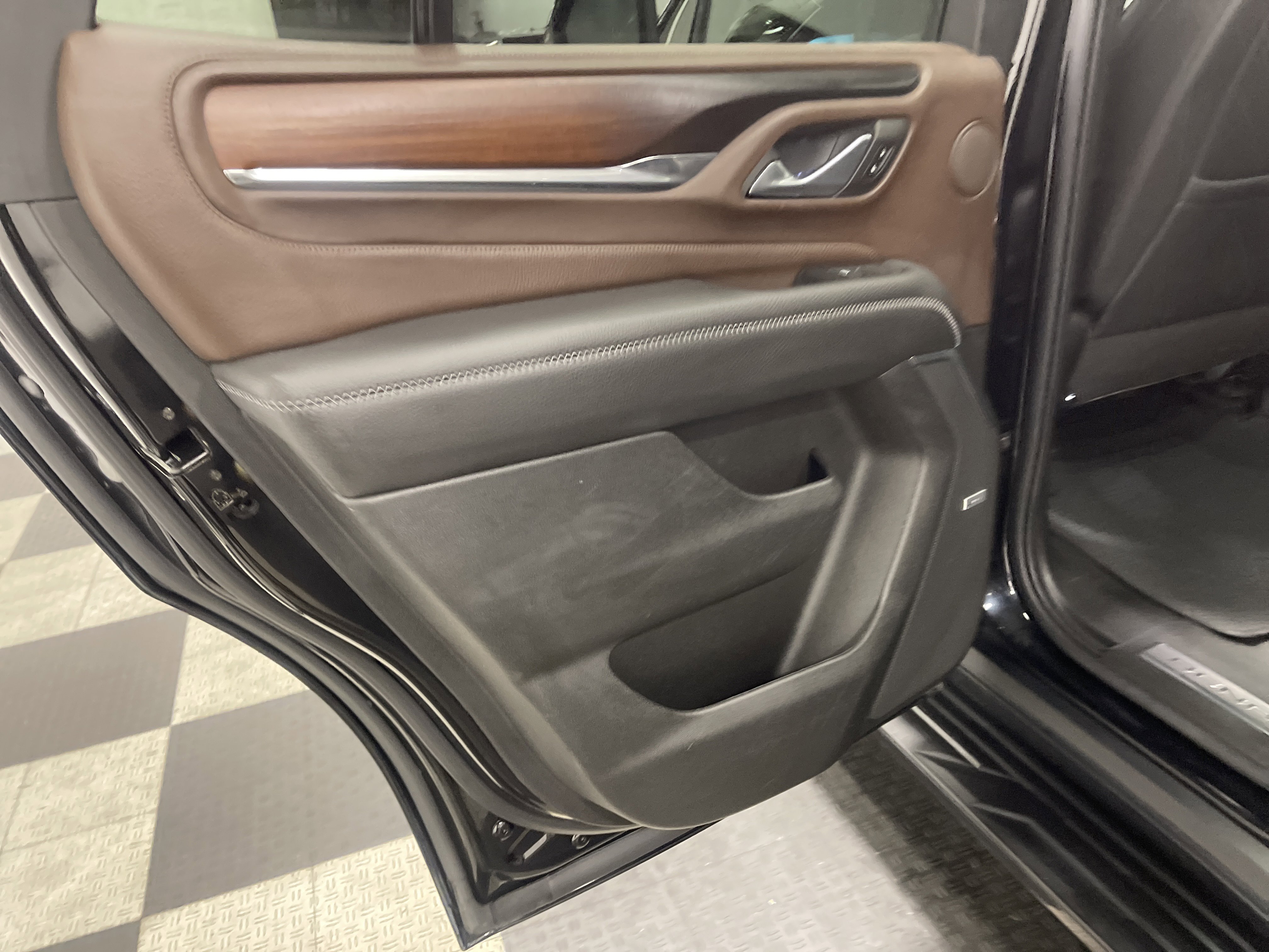 Used 2022 GMC Yukon Denali w/ Advanced Technology Package AWD/4WD image 10