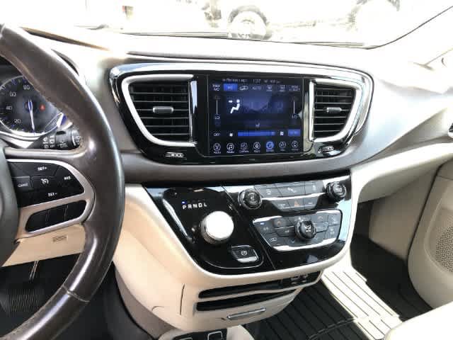 Used 2017 Chrysler Pacifica Touring-L FWD image 15