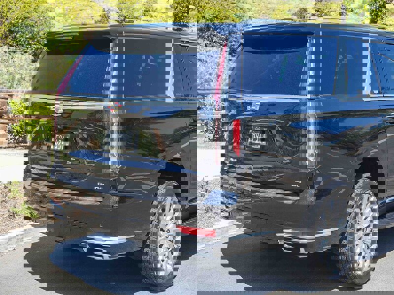 Used 2024 Cadillac Escalade ESV Premium Luxury image 14