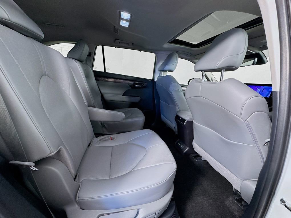 Used 2024 Toyota Highlander Limited image 34