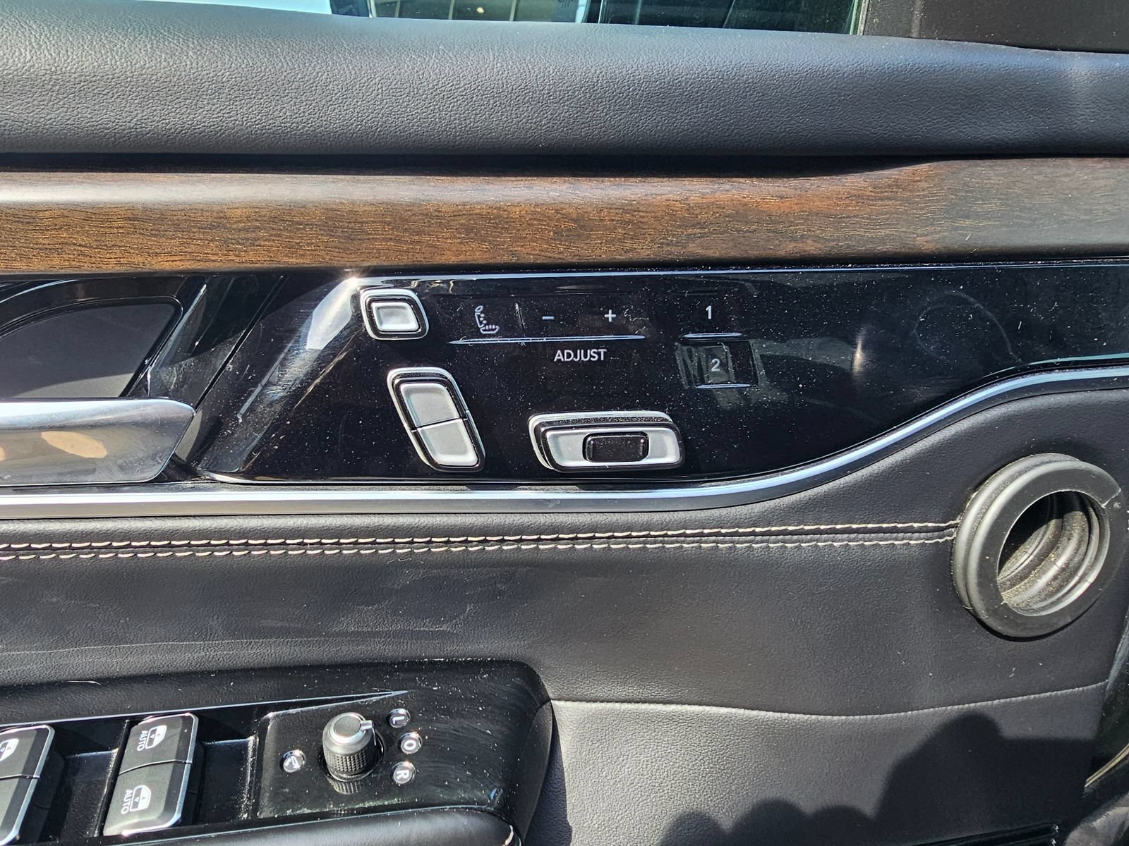 Used 2023 Jeep Grand Wagoneer Series II AWD/4WD image 12
