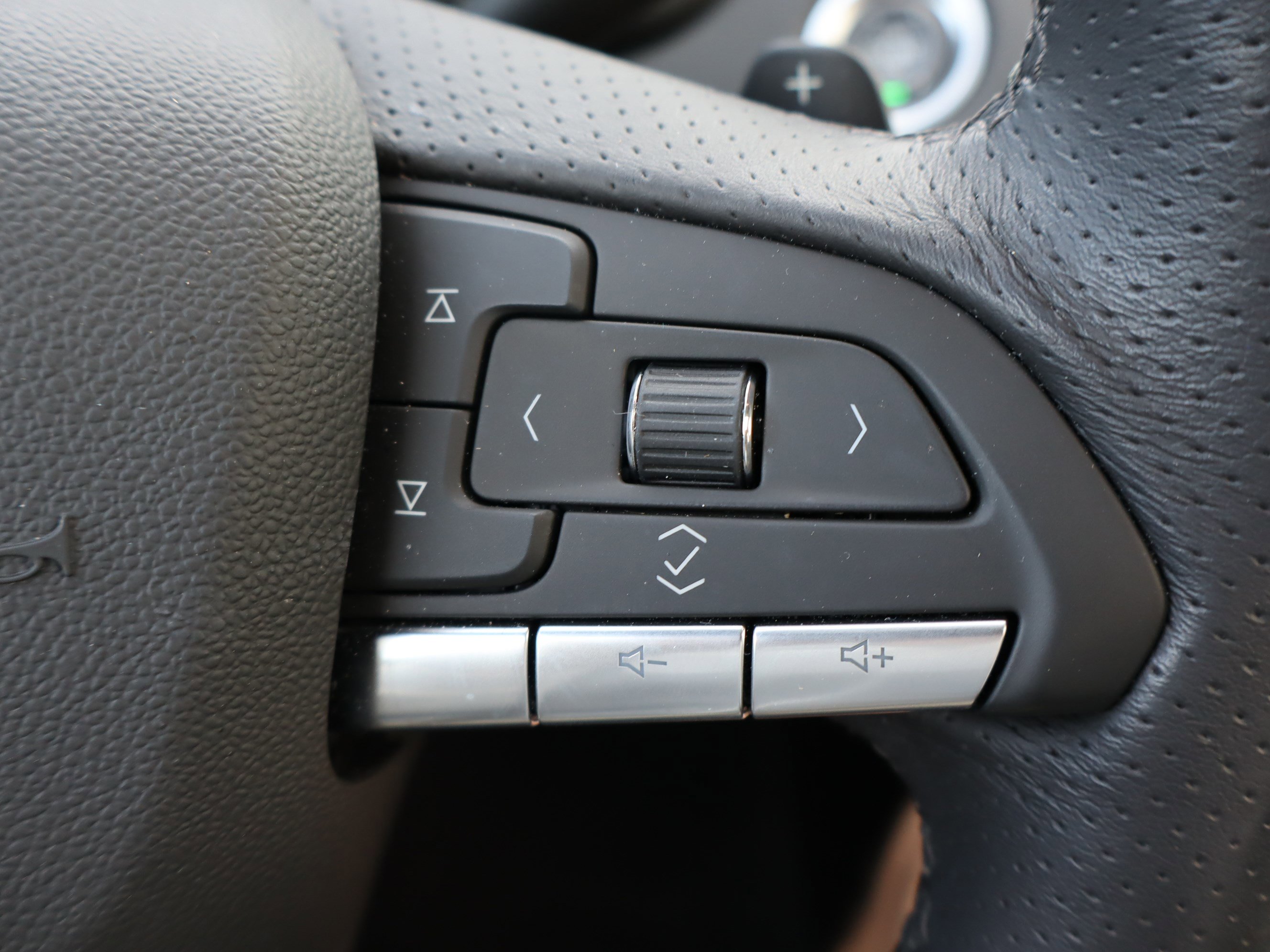 Used 2023 Cadillac XT4 Sport w/ LPO, Onyx Lite Package image 21