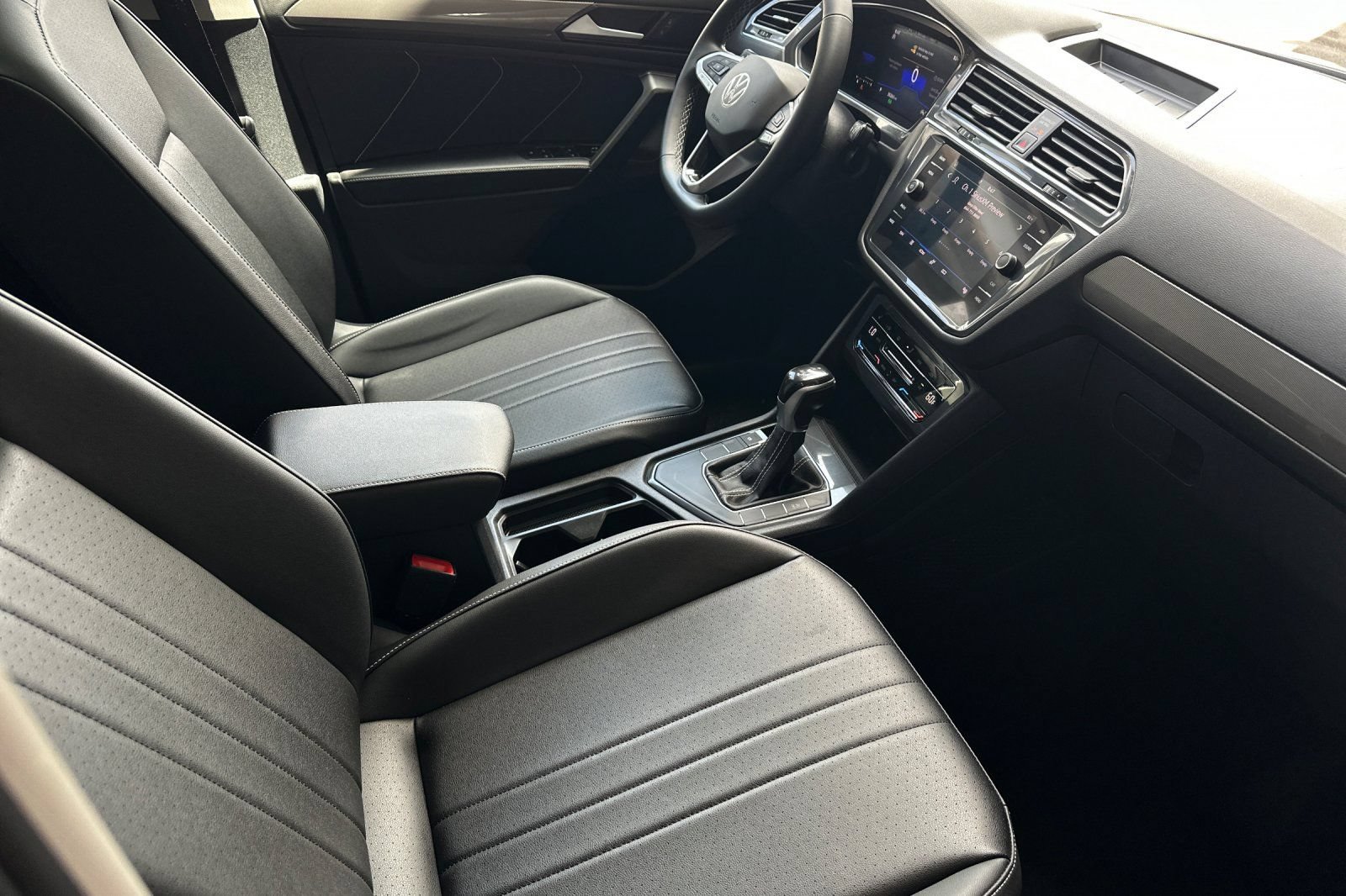 Used 2023 Volkswagen Tiguan SE w/ Panoramic Sunroof Package FWD image 18