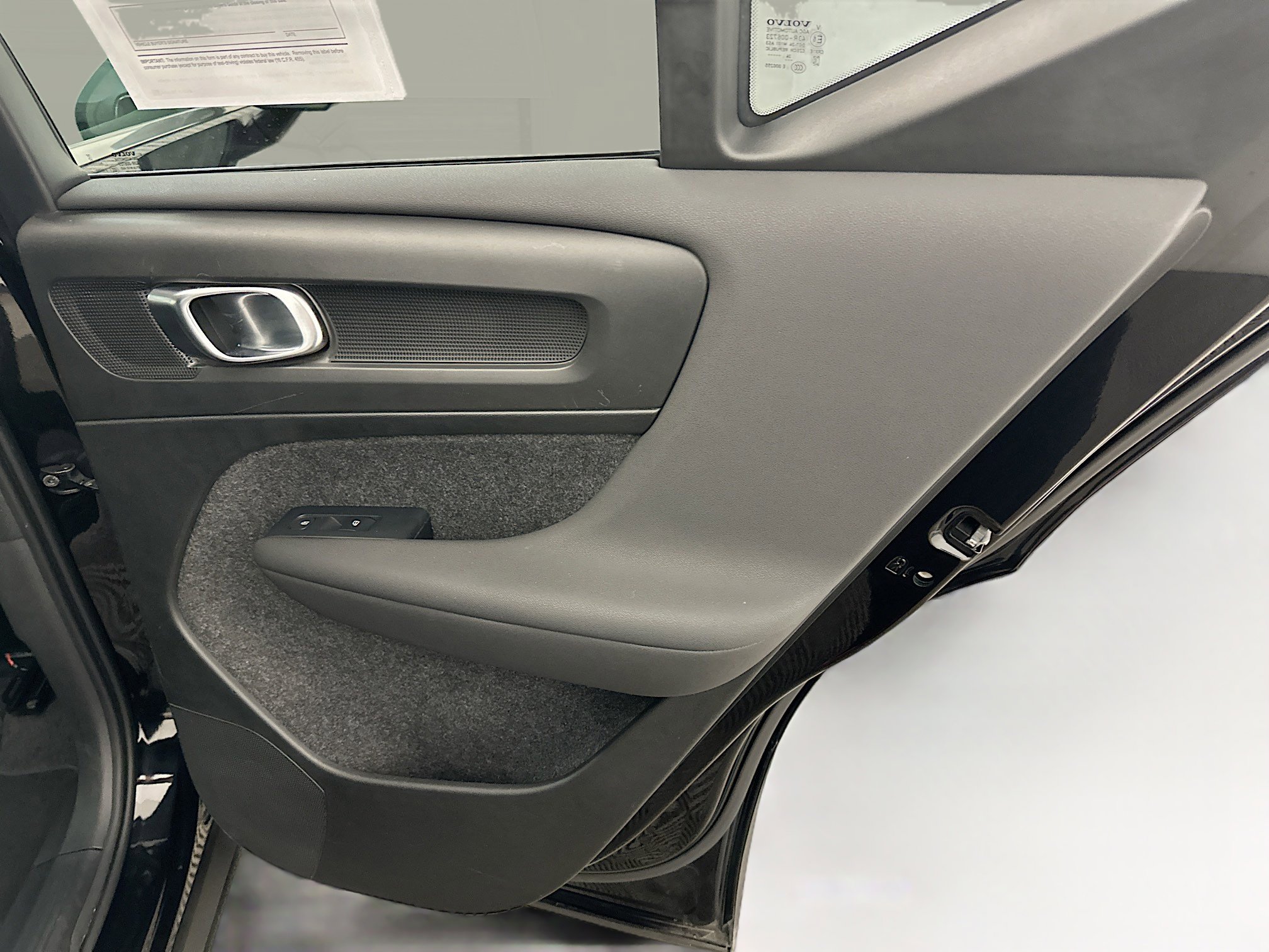 Used 2025 Volvo XC40 B5 Plus image 33