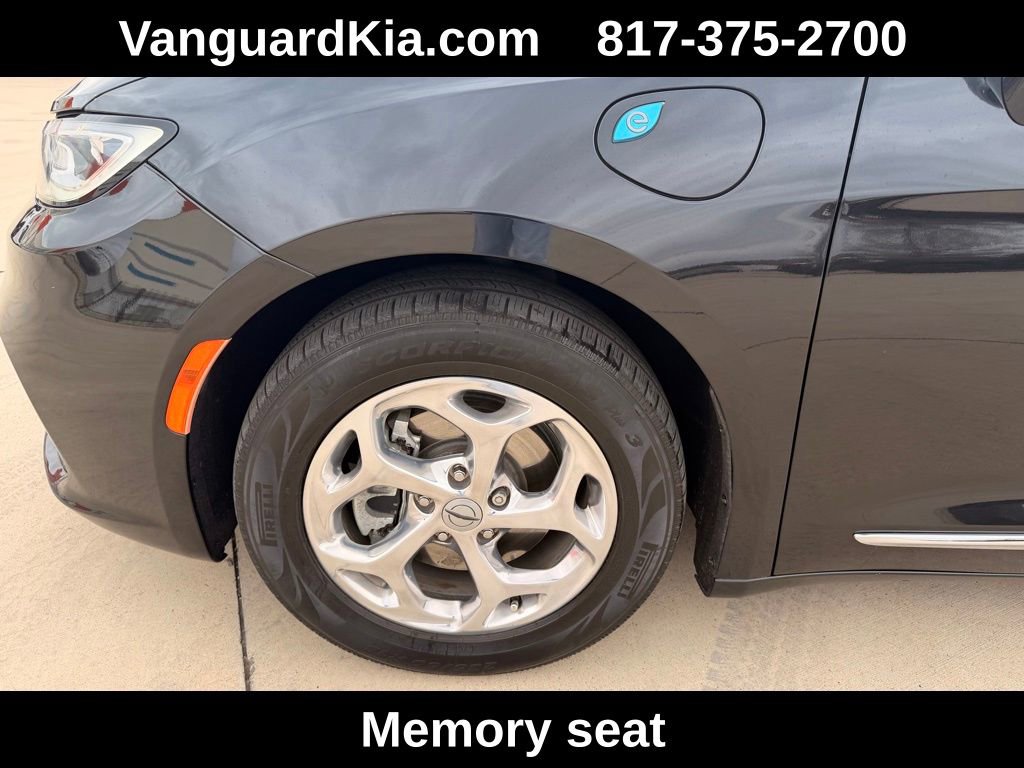 Used 2021 Chrysler Pacifica Limited w/ Uconnect Theater Family Group image 8