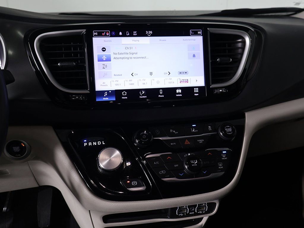 Used 2023 Chrysler Pacifica Touring-L image 42