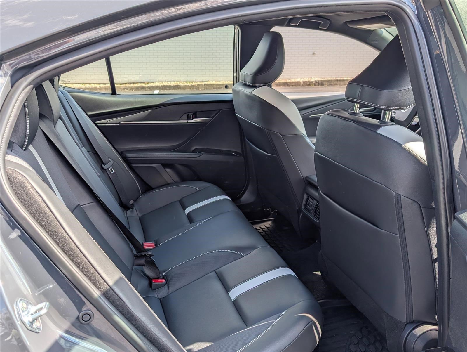 Used 2025 Toyota Camry SE image 12