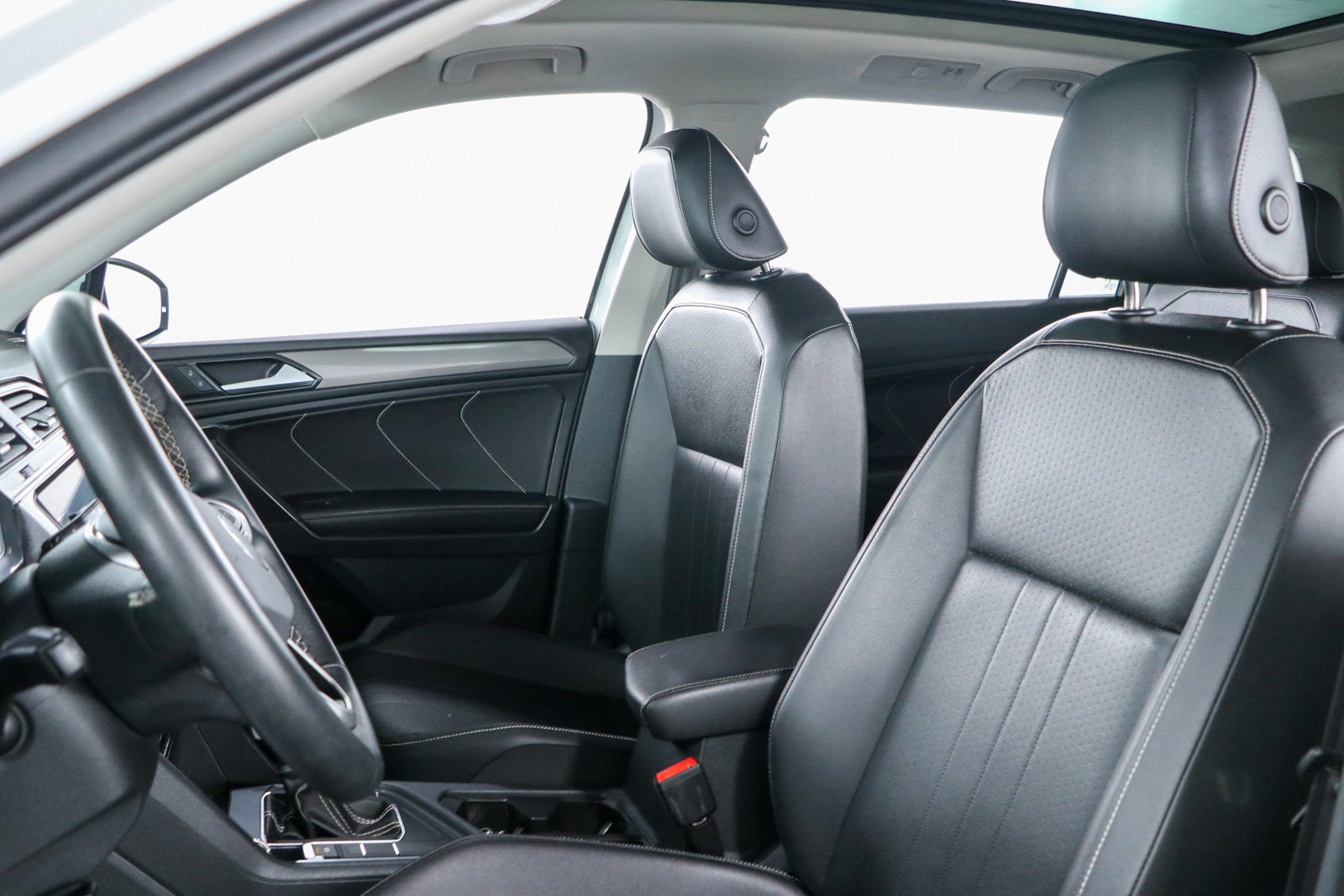 Used 2023 Volkswagen Tiguan SE w/ Panoramic Sunroof Package FWD image 24