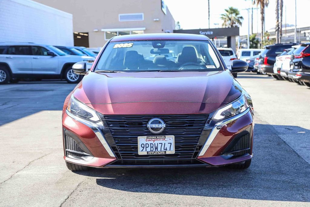 Used 2025 Nissan Altima 2.5 SV FWD image 2