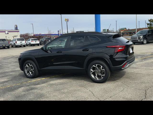 Used 2025 Chevrolet Trax LT w/ Sunroof Package image 7