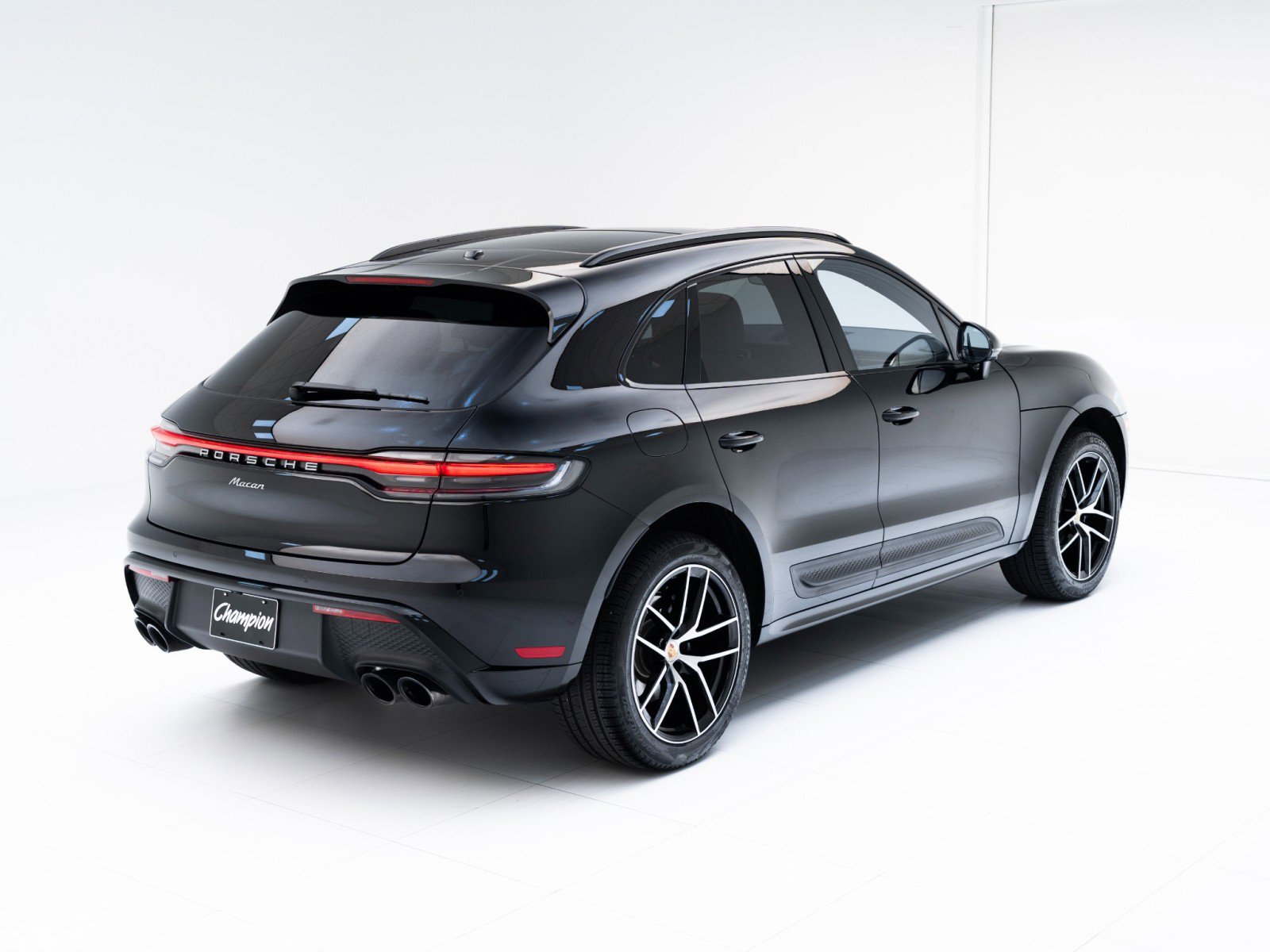 Certified 2025 Porsche Macan AWD/4WD image 9
