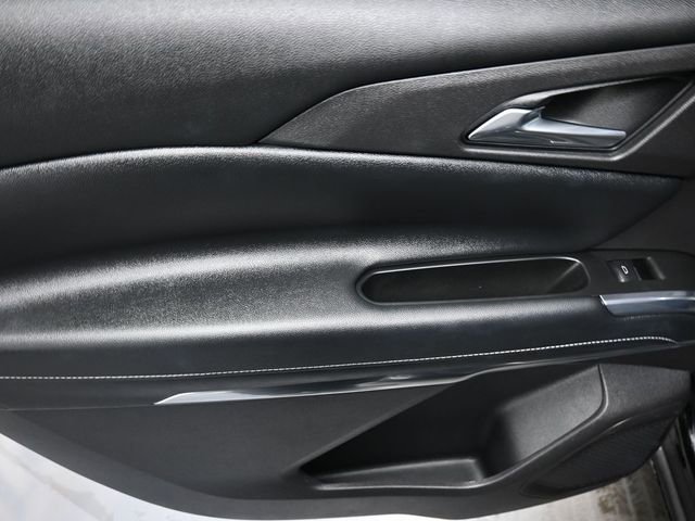 Used 2025 Chevrolet Traverse LT image 13