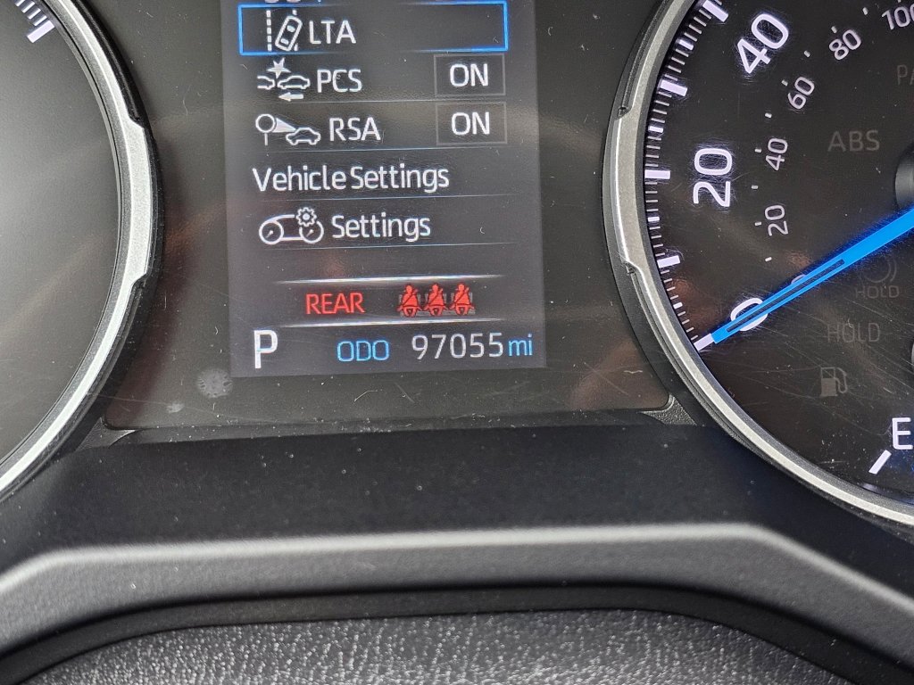 Used 2021 Toyota RAV4 LE image 5