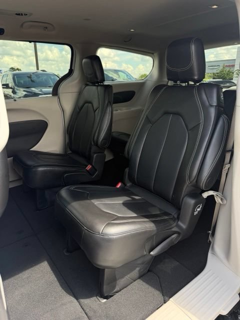 Used 2024 Chrysler Pacifica Touring-L FWD image 30