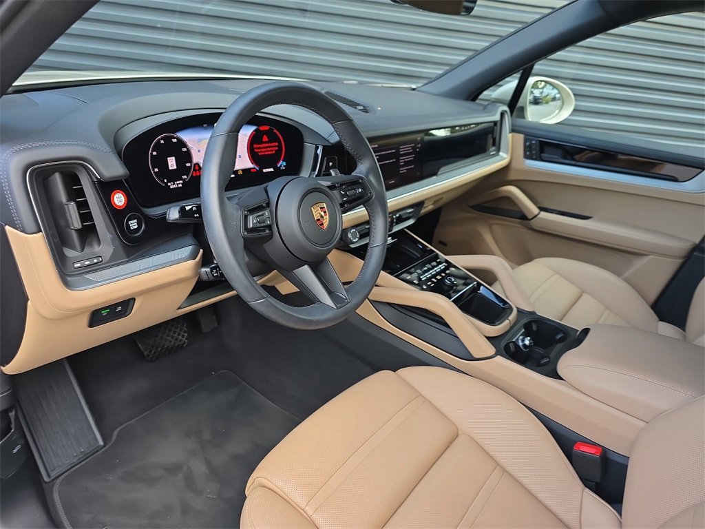 Used 2025 Porsche Cayenne image 4