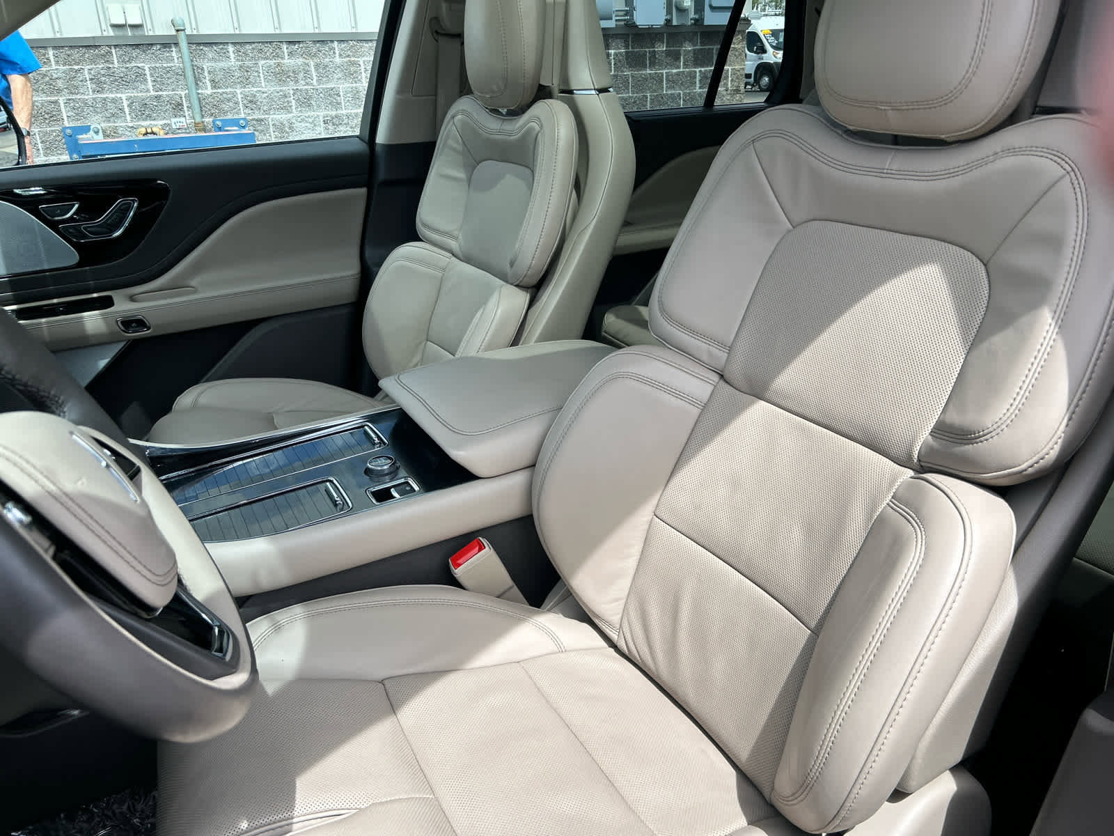 Used 2022 Lincoln Aviator Reserve w/ Equipment Group 201A AWD/4WD image 12