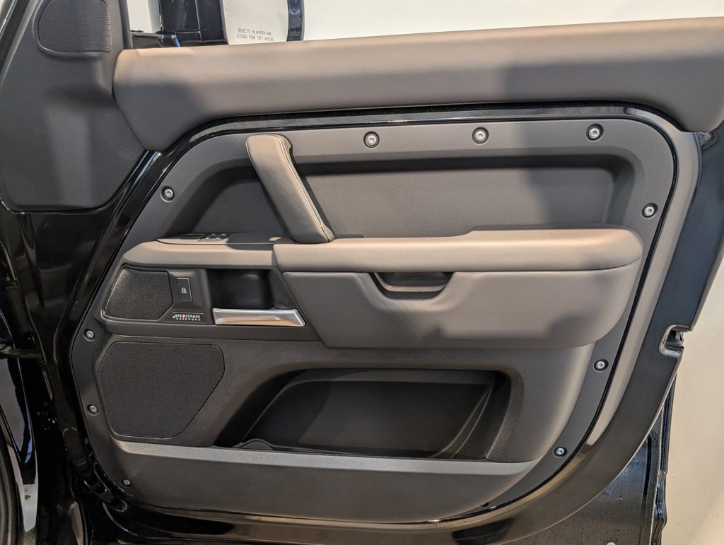 New 2026 Land Rover Defender 130 X-Dynamic SE image 29