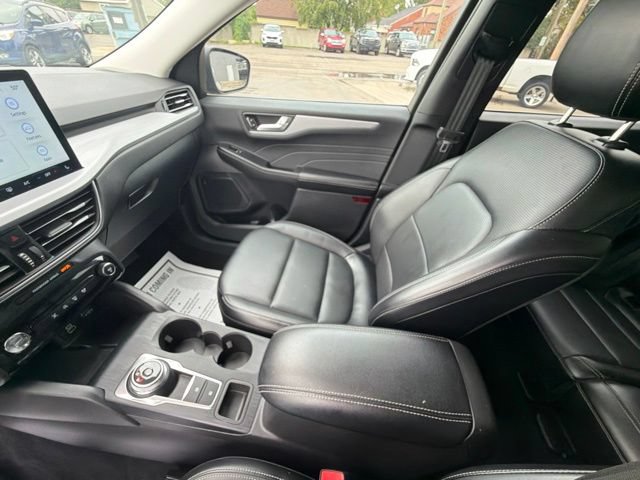 Certified 2025 Ford Escape Platinum AWD/4WD image 32