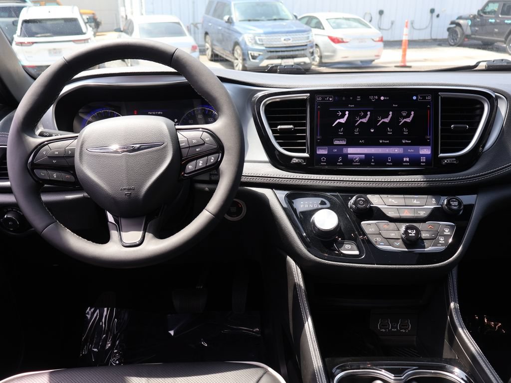 Used 2025 Chrysler Pacifica Limited FWD image 18