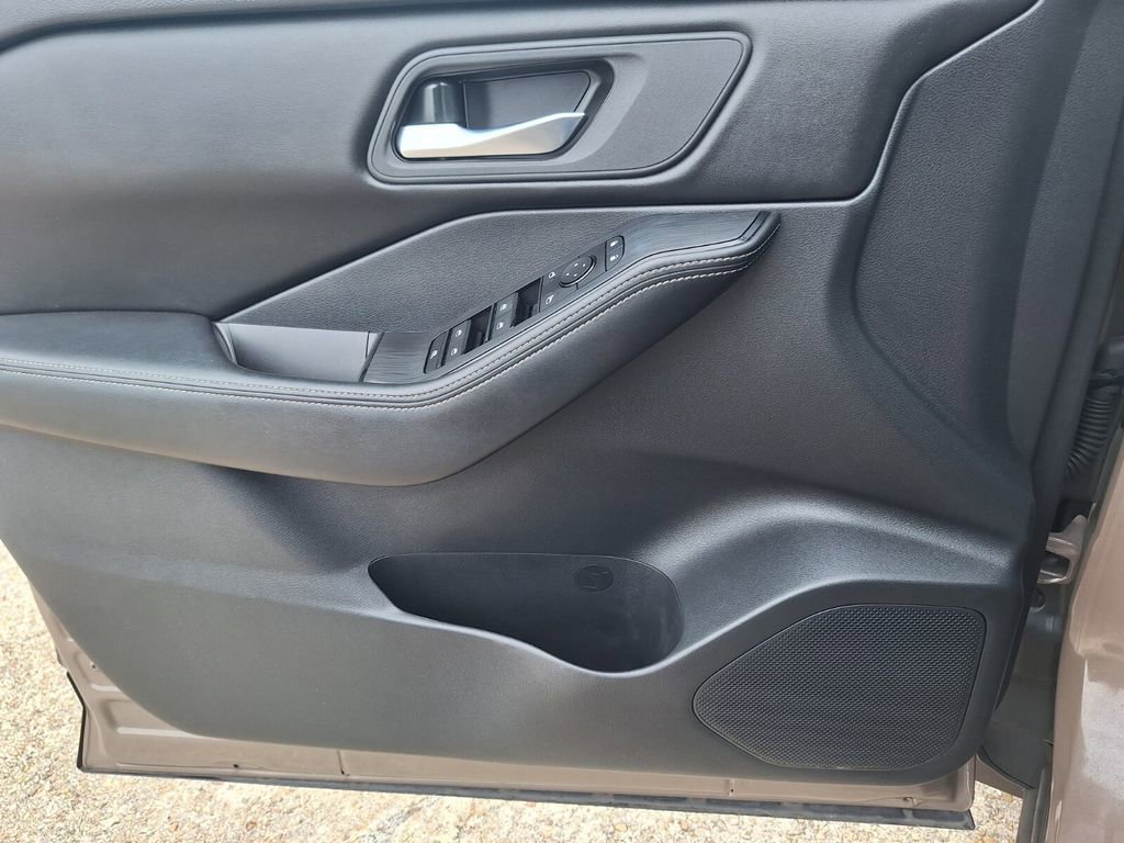 Used 2024 Nissan Rogue SV FWD image 21