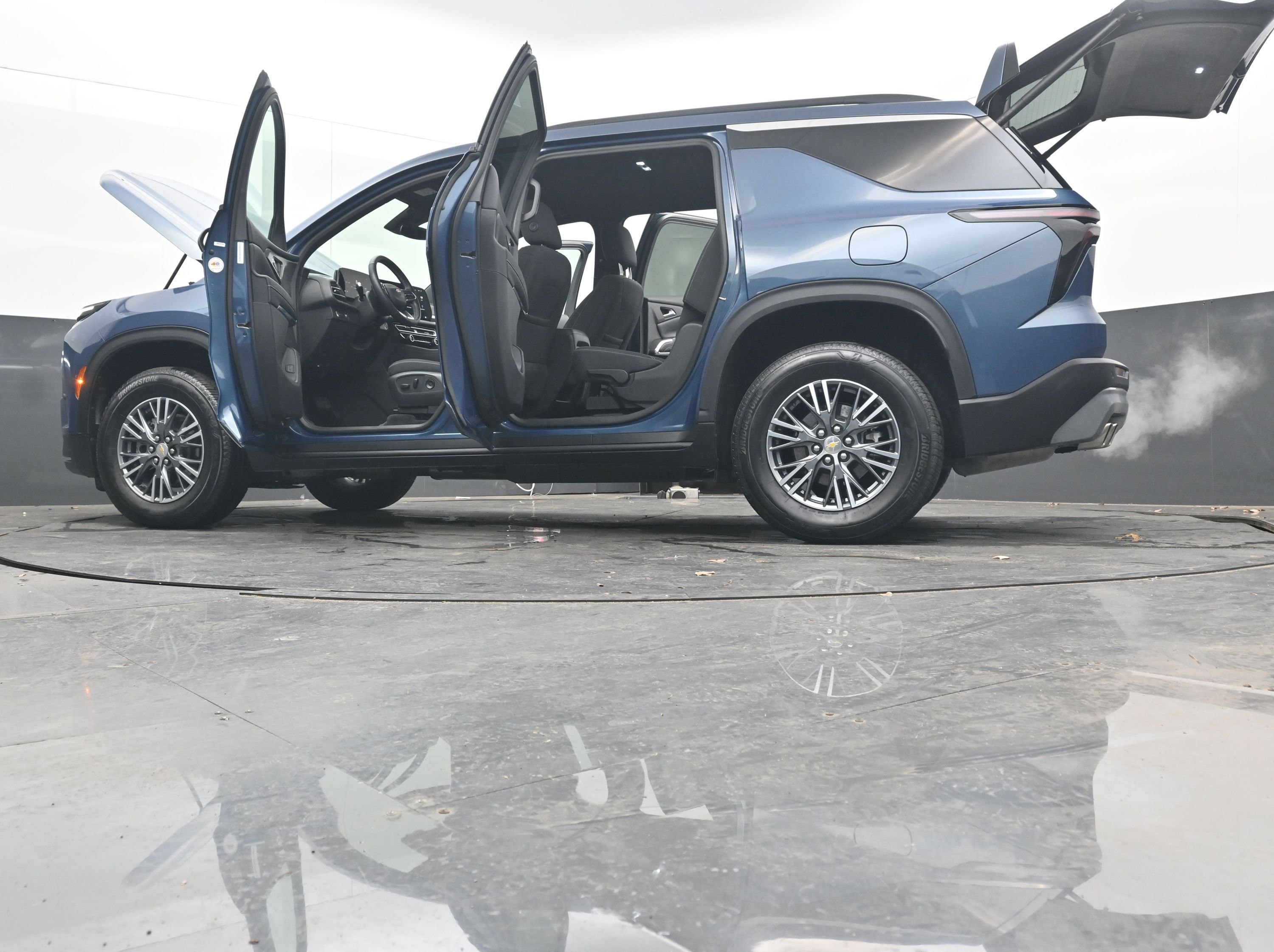 Used 2025 Chevrolet Traverse LT image 44