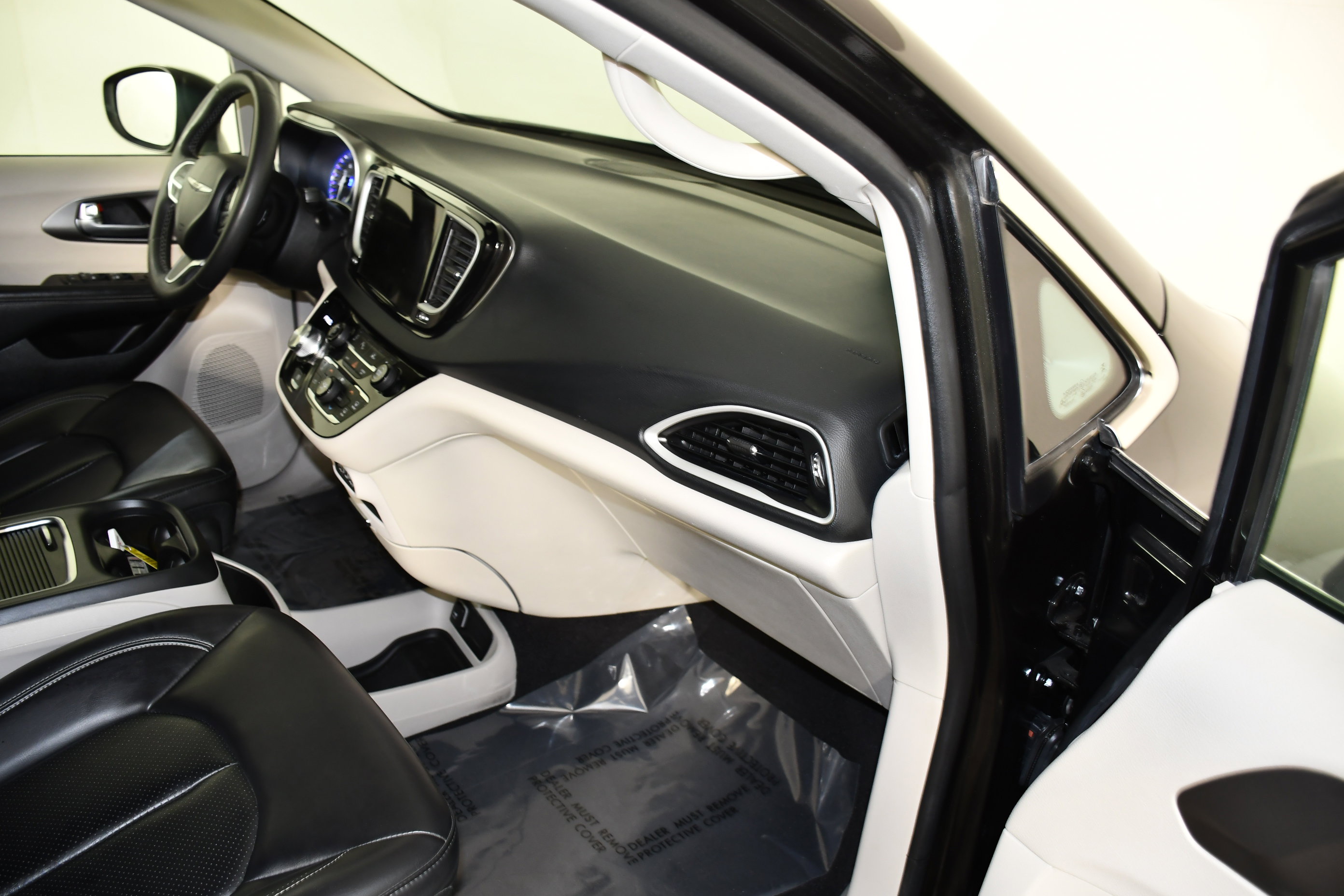 Used 2023 Chrysler Pacifica Touring-L image 41