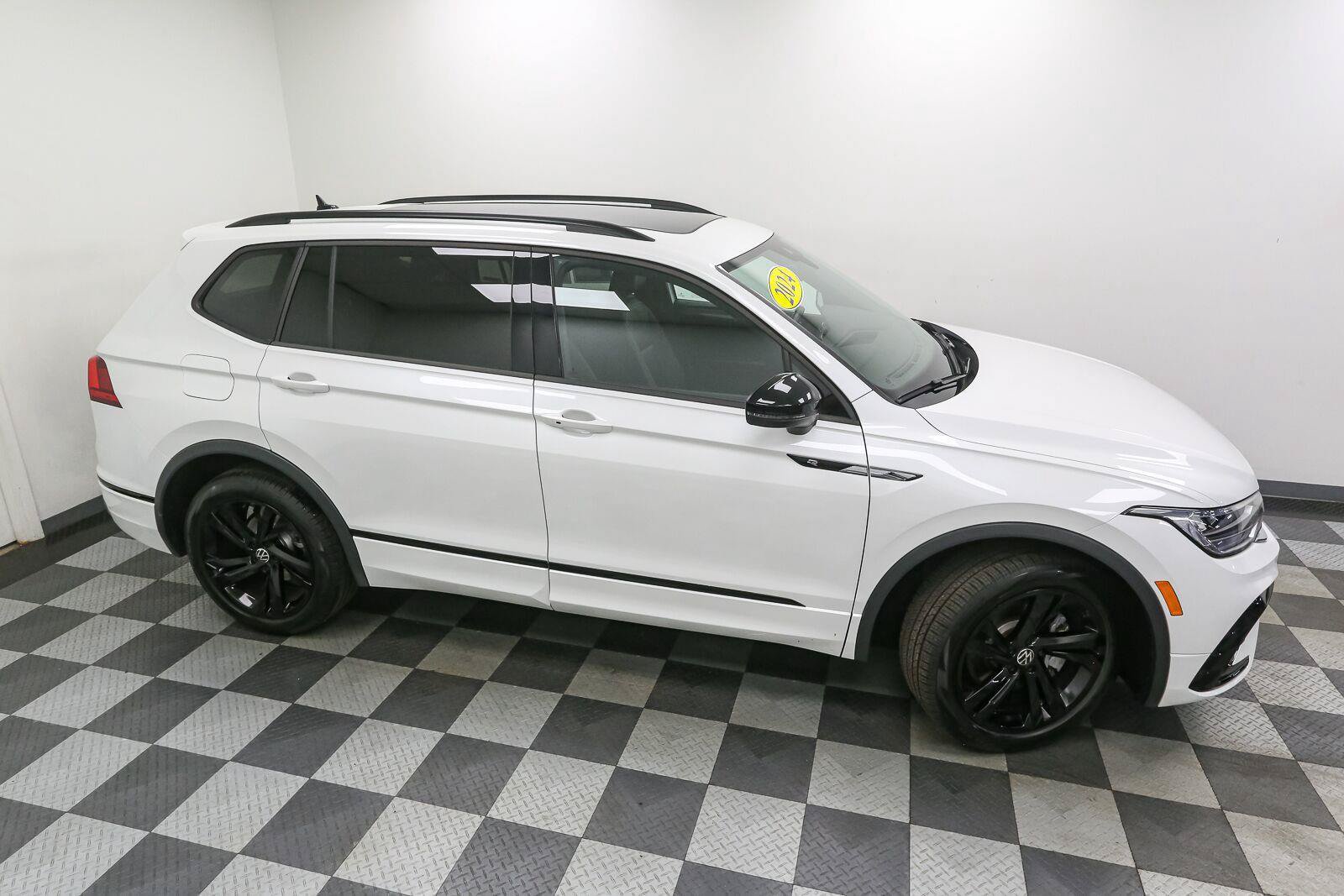 Certified 2024 Volkswagen Tiguan SE R-Line AWD/4WD image 6