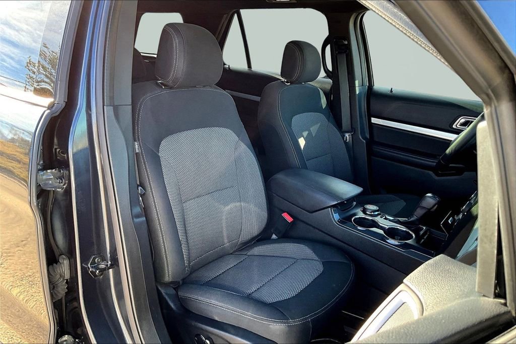 Used 2017 Ford Explorer XLT w/ Equipment Group 201A image 7
