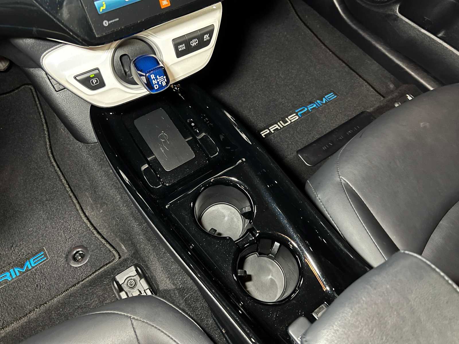 Used 2017 Toyota Prius Prime Premium image 34