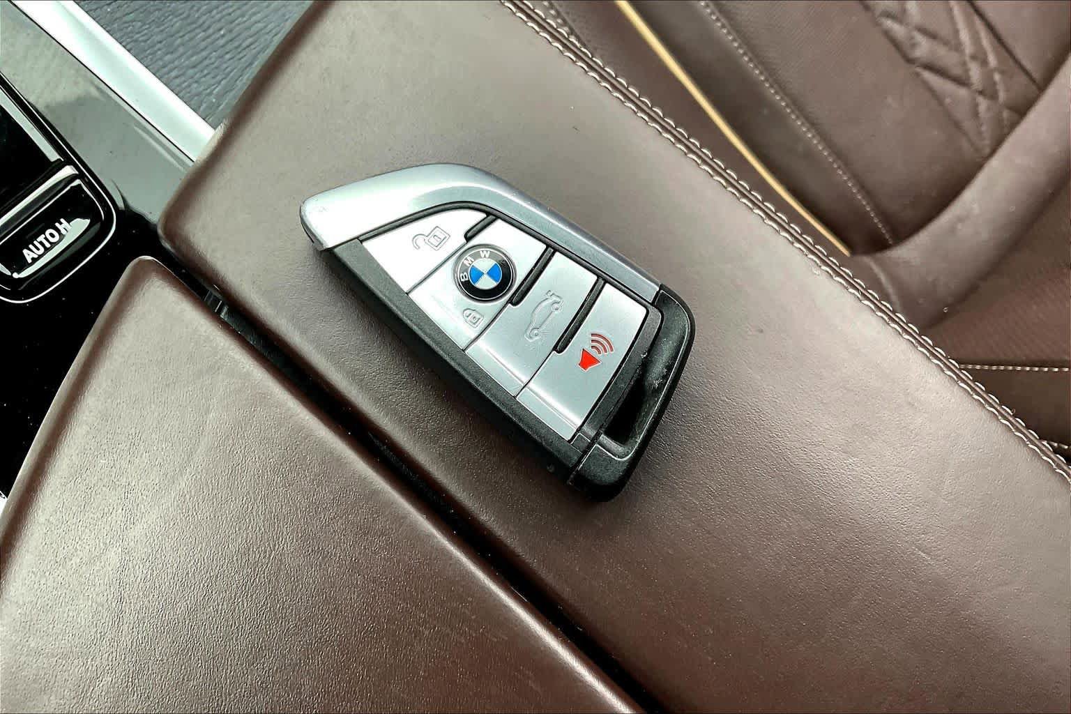 Used 2023 BMW M550i xDrive w/ Dynamic Handling Package AWD/4WD image 13