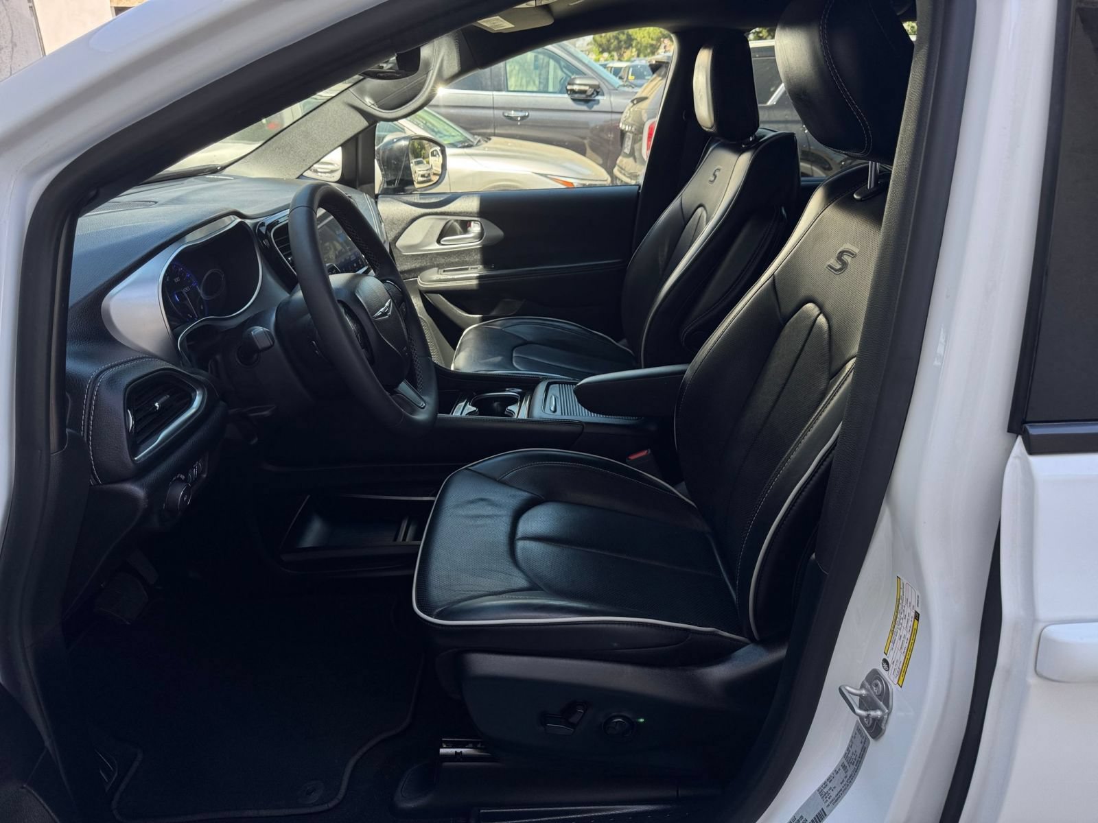 Used 2025 Chrysler Pacifica Limited FWD image 25